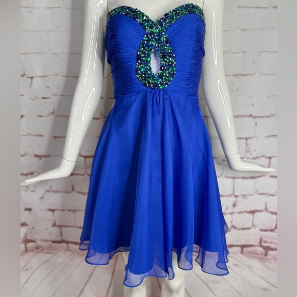 SHERRI HILL Dresses & Skirts - SHERRI HILL Blue Strapless Beaded Neckline Pintuck Bodice Chiffon Dress Size 10